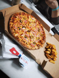 Názov spoločnosti je Domino's Pizza