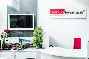 Názov spoločnosti je PonukaByvania.sk